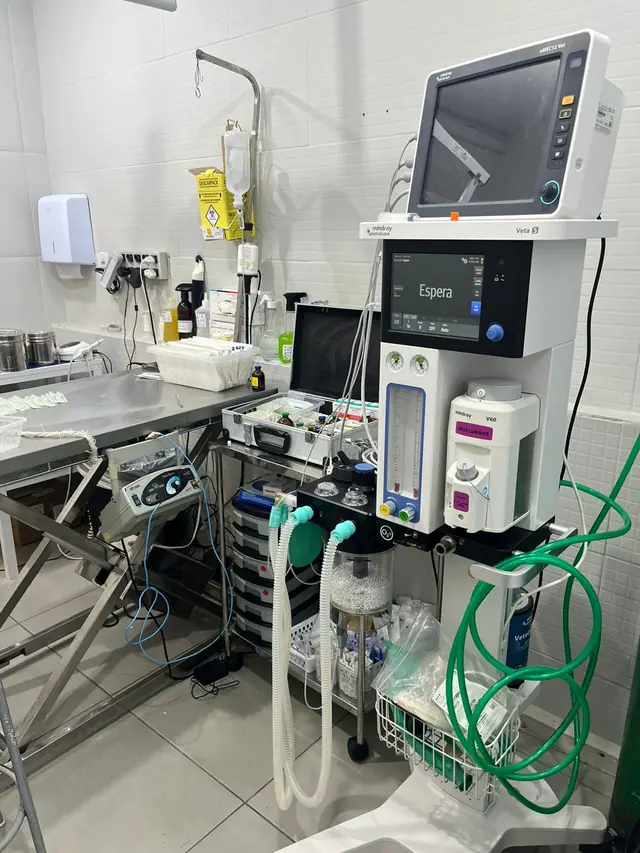 Centro cirúrgico da LerVet com equipamento de anestesia