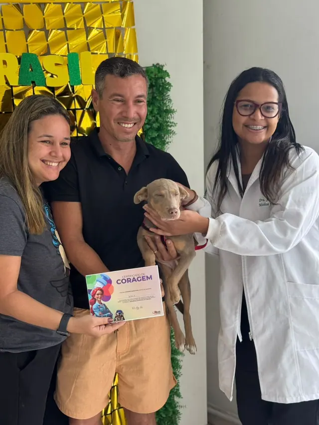 Família com o pet e o Certificado de Coragem da LerVet