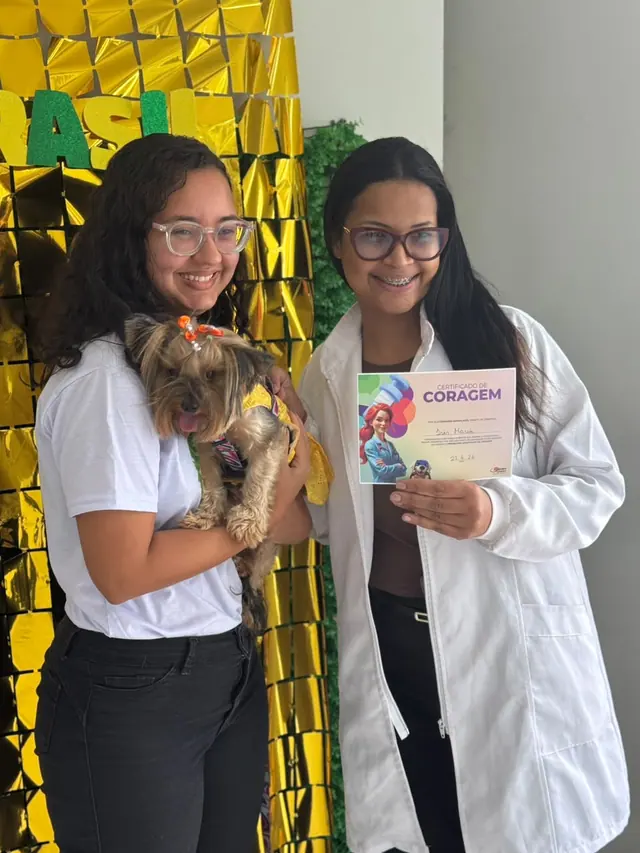 Tutora e veterinária da LerVet com o Certificado de Coragem